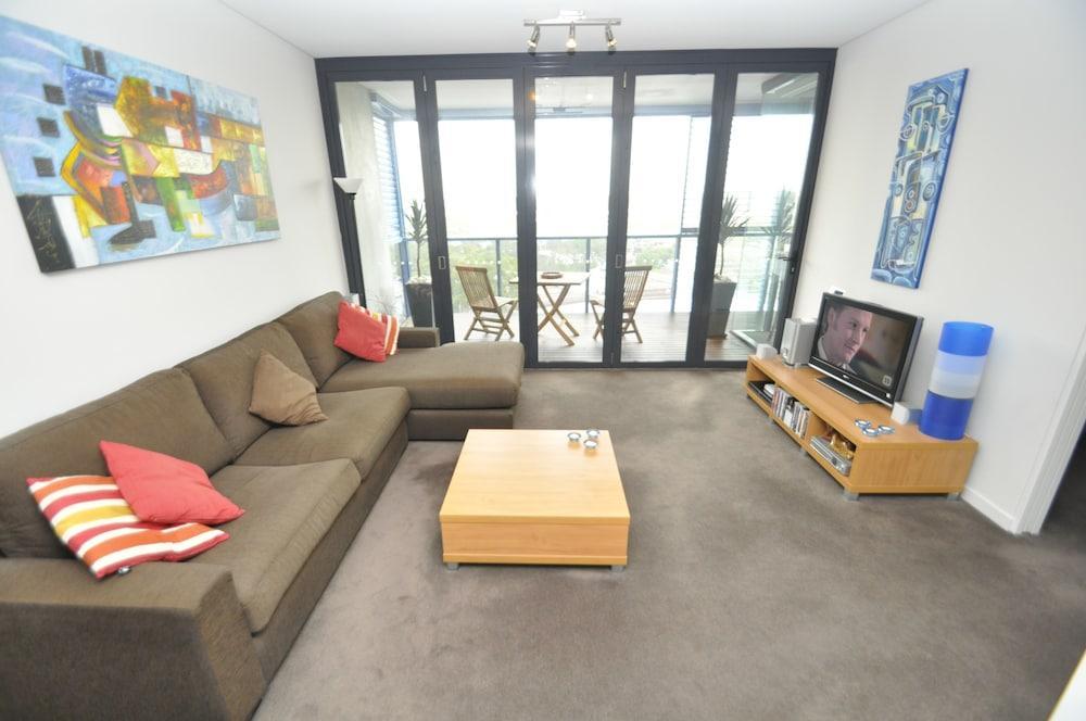 Stylish 1 Bedroom Apartment Camperdown - Tap to explore photos