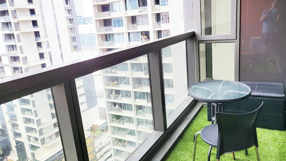 C3CBD Melbourne Apartment - Tap to explore photos