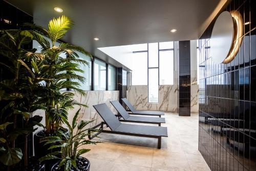 Meriton Suites Liverpool - Tap to explore photos