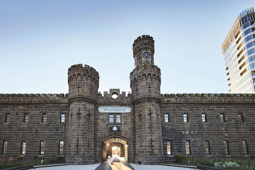 Adina Apartment Hotel Melbourne Pentridge - Tap to explore photos