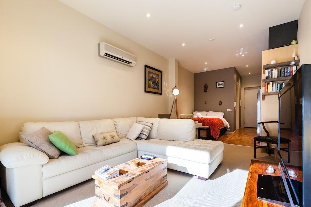 TENNYSON, Richmond Studio Apartment - Tap to explore photos