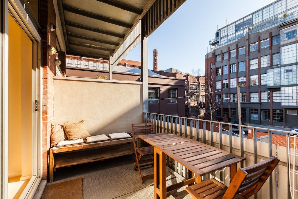 TENNYSON, Richmond Studio Apartment - Tap to explore photos