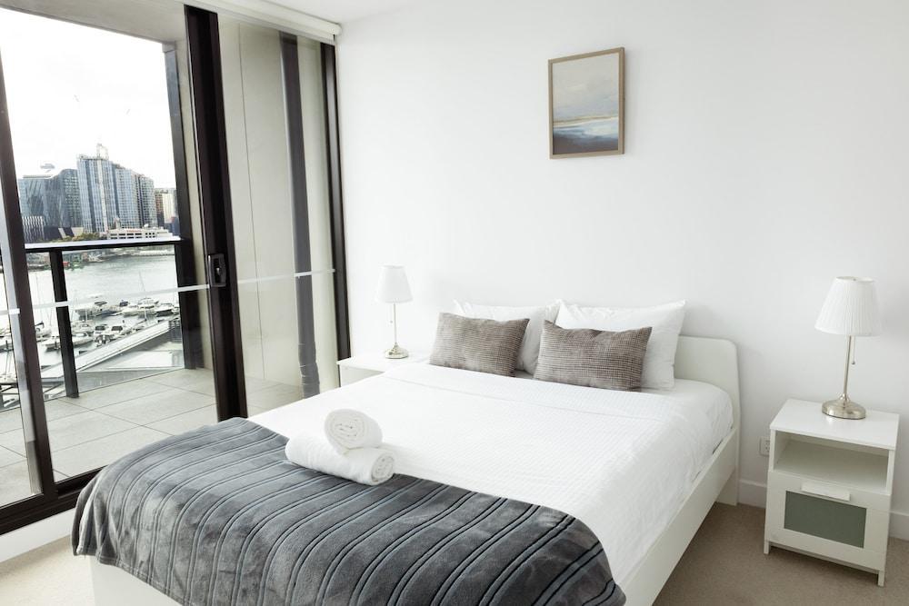 Pars Apartments Collins Wharf Docklands - Tap to explore photos