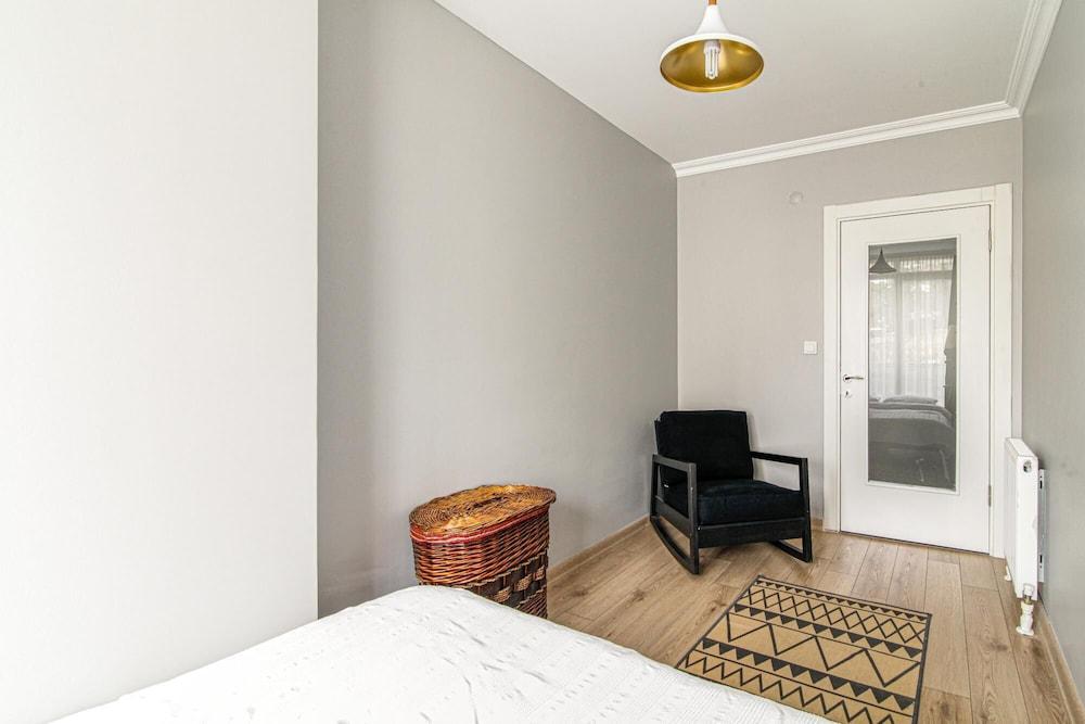 Central and Tastefully Designed Flat in Besiktas - Tap to explore photos
