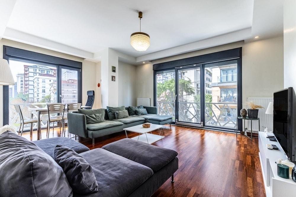 Spacious Flat Near Bagdat Avenue in Suadiye - Tap to explore photos