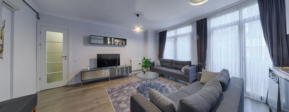 Gorgeous Central 2BR Condo w City Views - Tap to explore photos