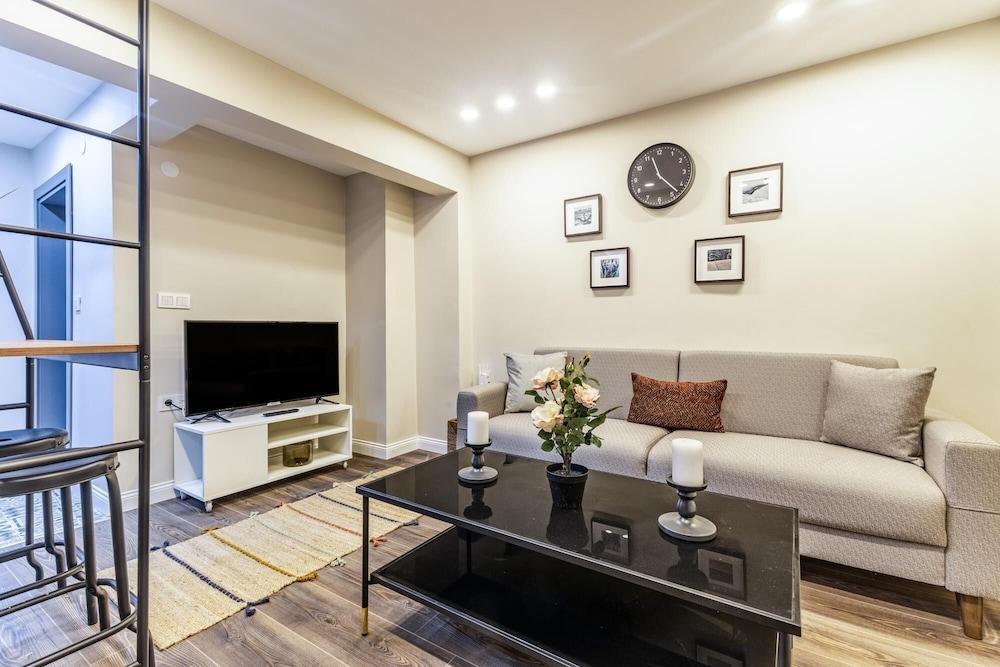 Centrally Located Flat in Sisli Stanbul - Tap to explore photos