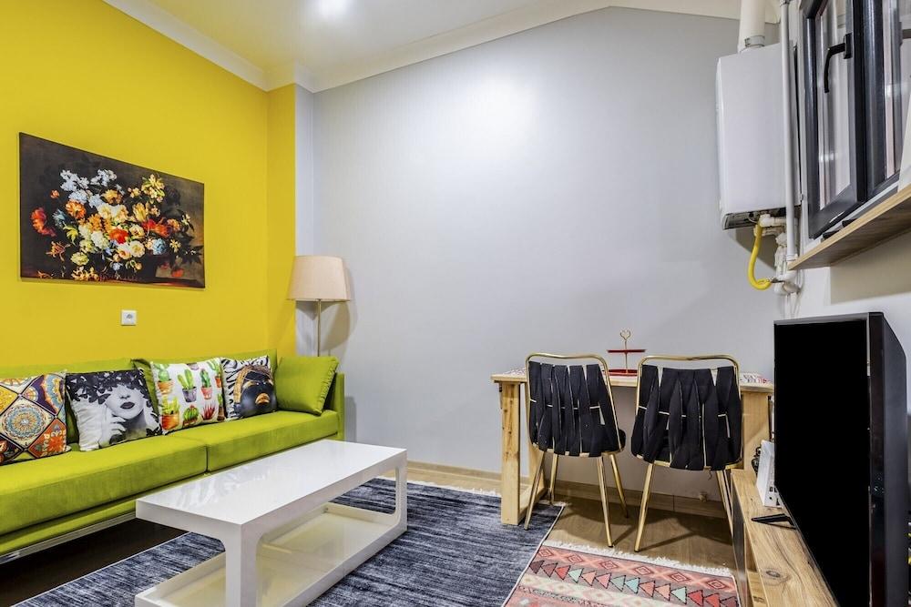 Centrally Located Flat With Balcony in Uskudar - Tap to explore photos