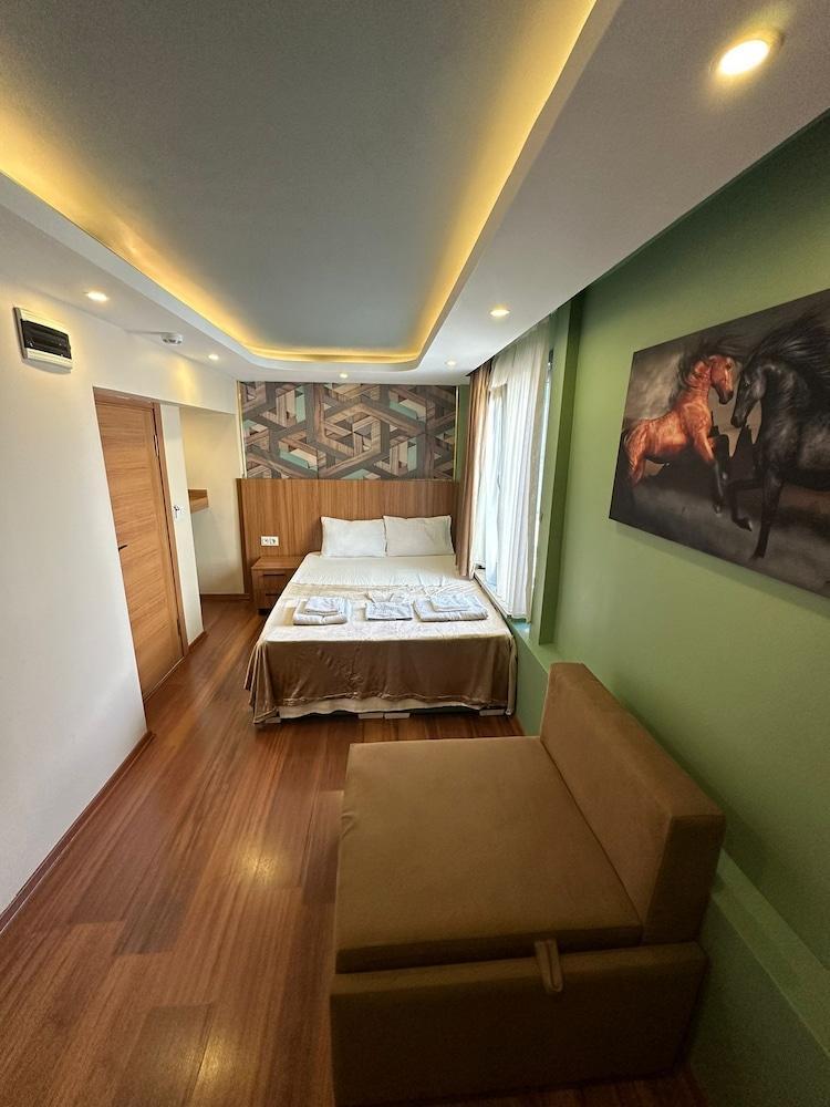 İstanbulites Hotel Room Type - Deluxe Triple Room