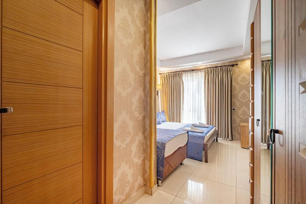 Ardey Hotel Room Type - Superior Triple Room with Balcony