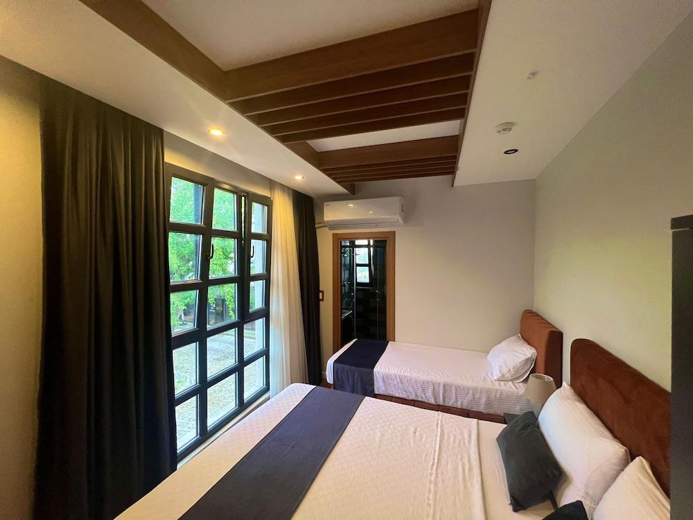 Beta Hotel Room Type - Deluxe Suite, Multiple Beds, Non Smoking