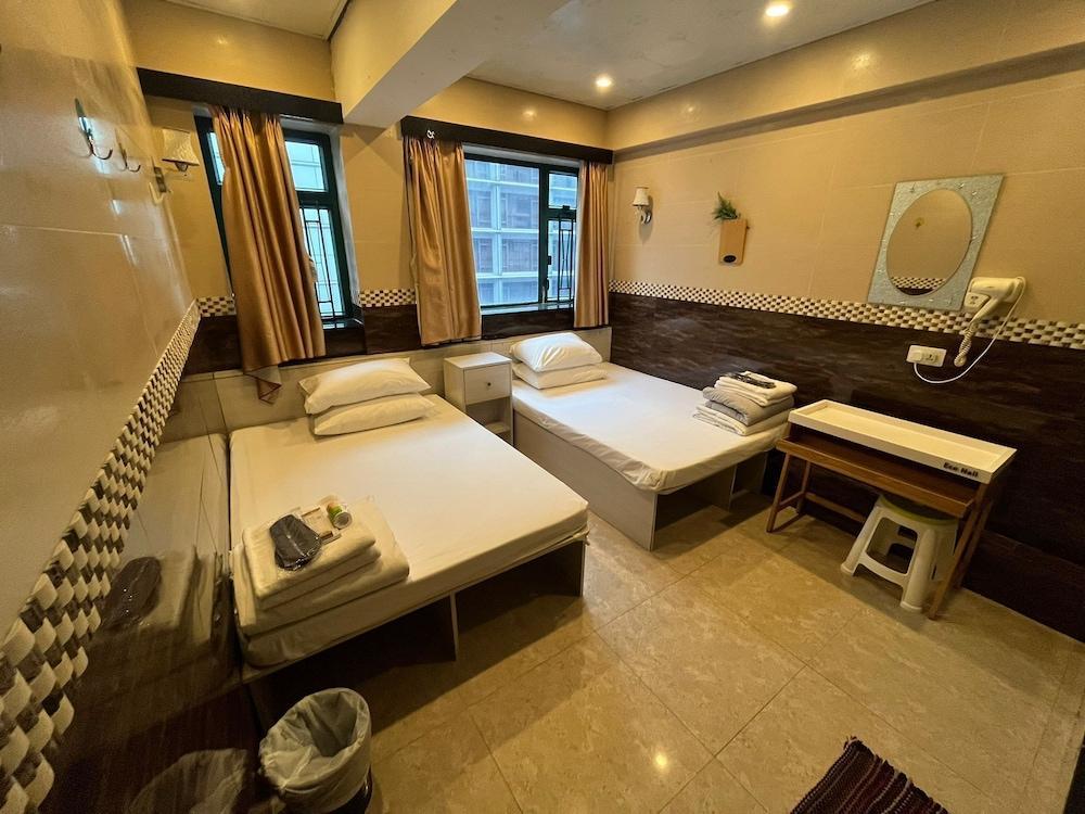 3D Inn - Romance Room Type - Family Quadruple Room (With Window)