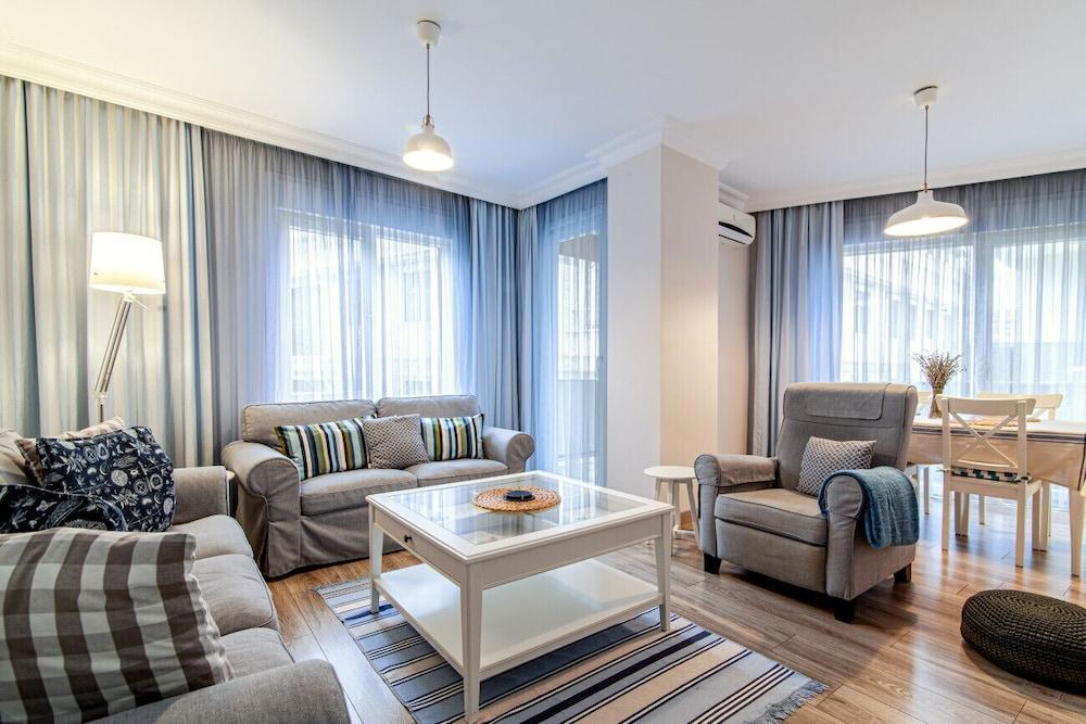 Vibrant and Central Flat With Balcony in Maltepe