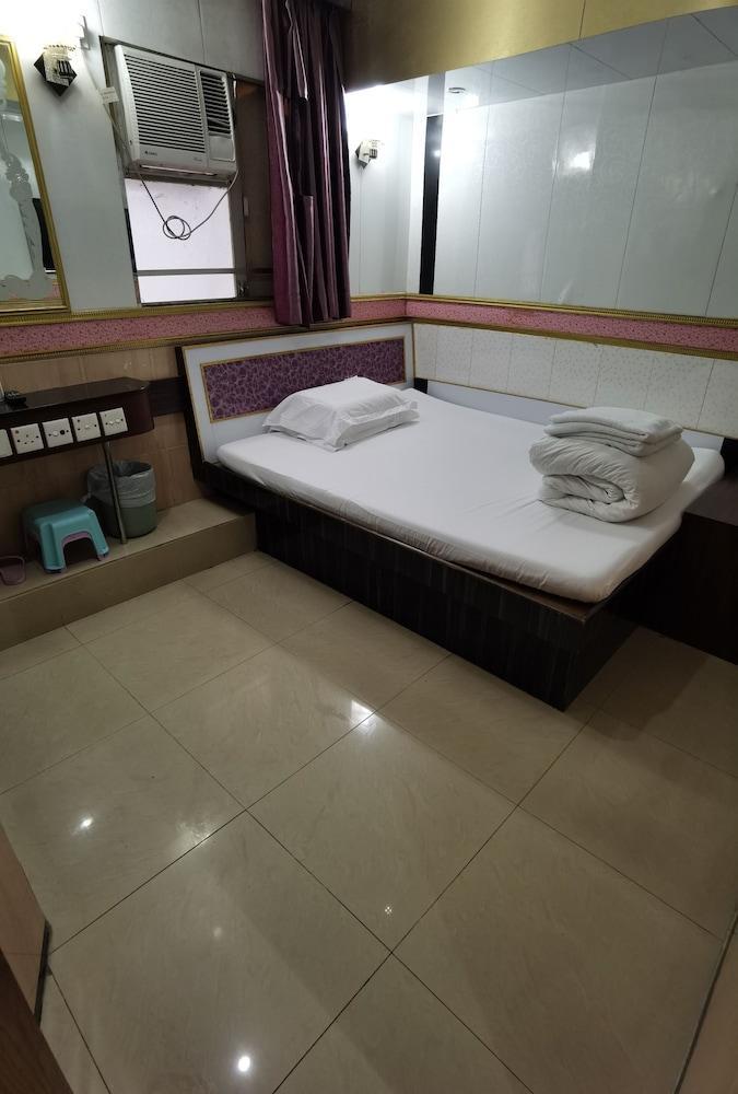 spanish hostel Room Type - Basic Double Room
