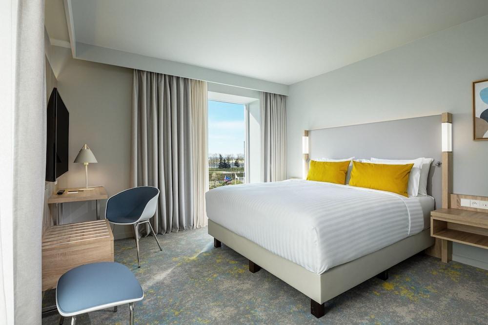 Courtyard by Marriott Paris Charles de Gaulle Central Airport Room Type - Deluxe Room, 1 King Bed