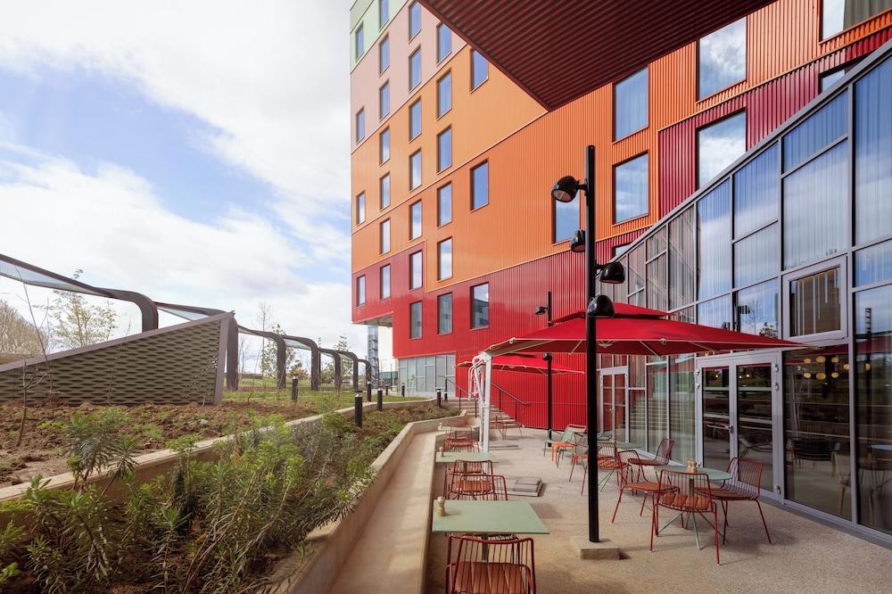 Courtyard by Marriott Paris Charles de Gaulle Central Airport - Tap to explore photos