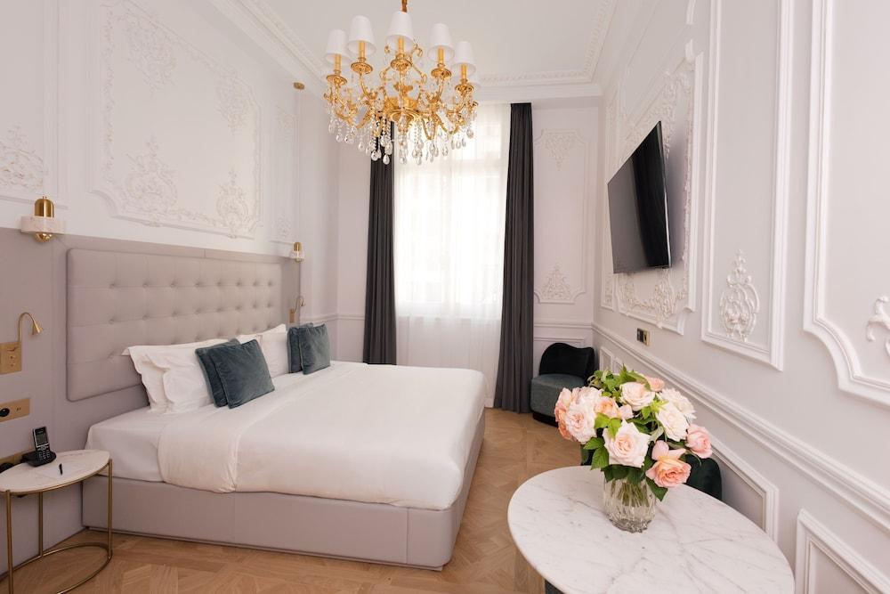 Mode Paris Aparthotel - Tap to explore photos