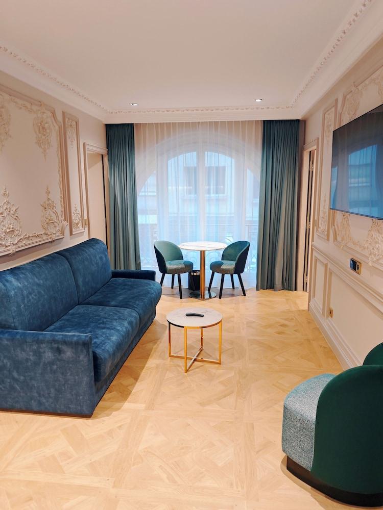 Mode Paris Aparthotel Room Type - Luxury Apartment, Non Smoking