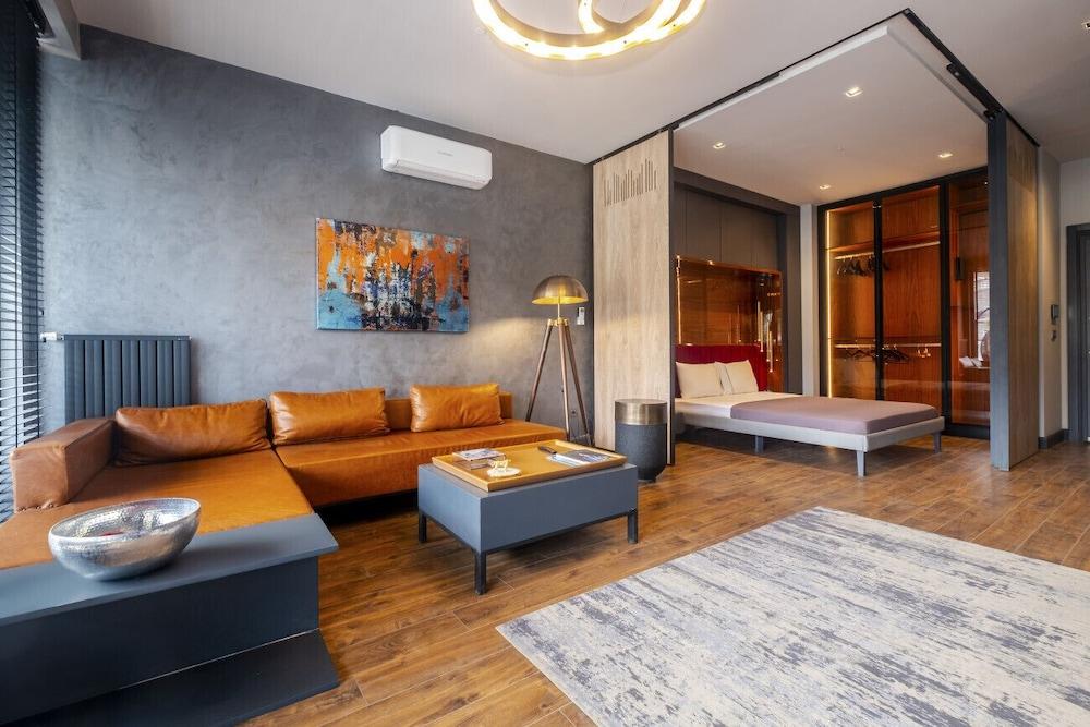 Studio Flat With Balcony Close To Flower Passage - Tap to explore photos