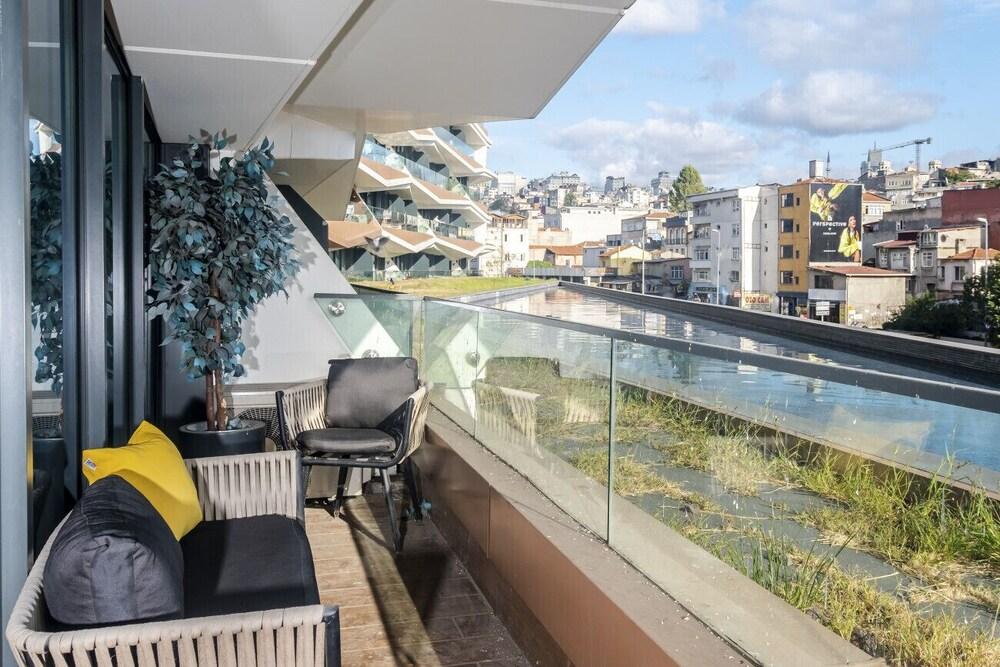 Studio Flat With Balcony Close To Flower Passage - Tap to explore photos