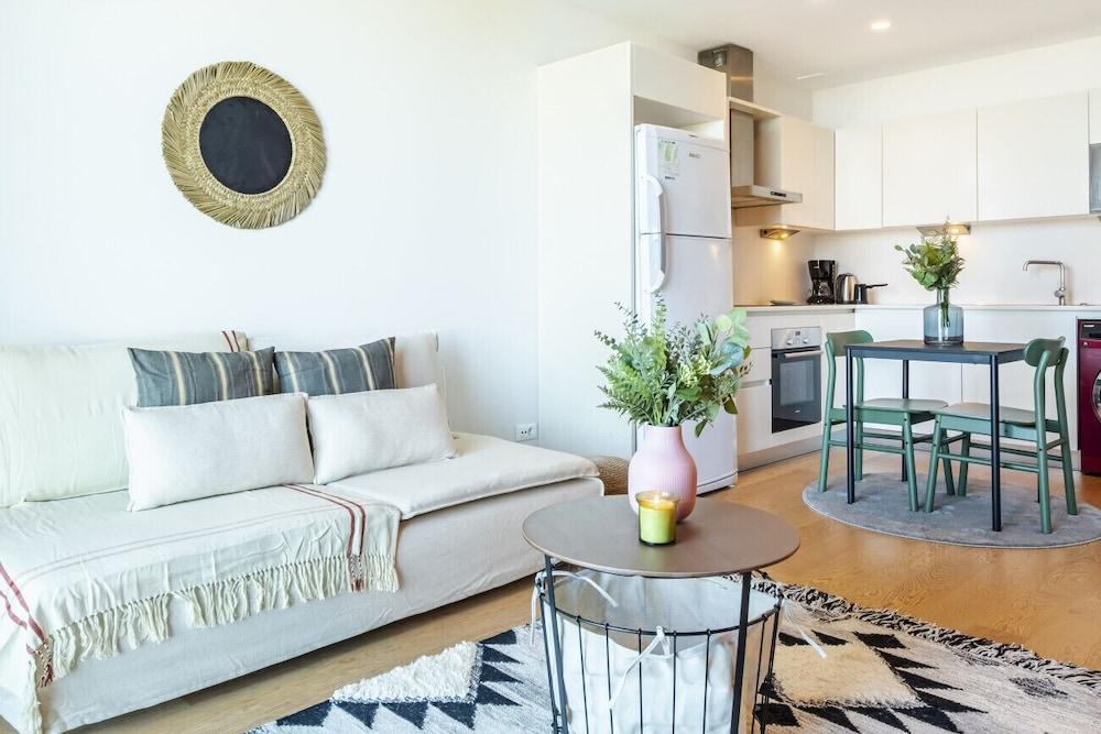 Modern Flat With Balcony Near Uniq Istanbul