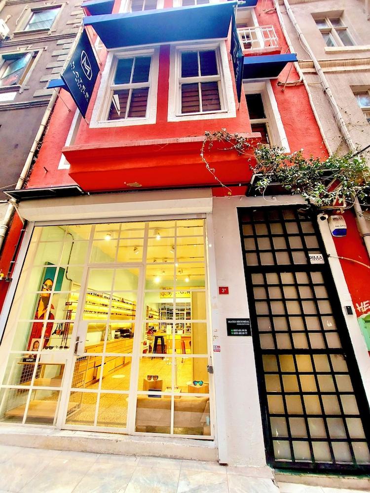 Mates Historical Suites - Tap to explore photos
