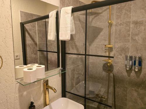 Mates Historical Suites - Tap to explore photos