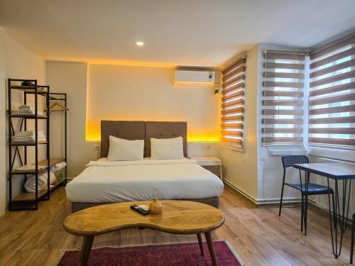 Mates Historical Suites Room Type - King Studio with Sofa Bed