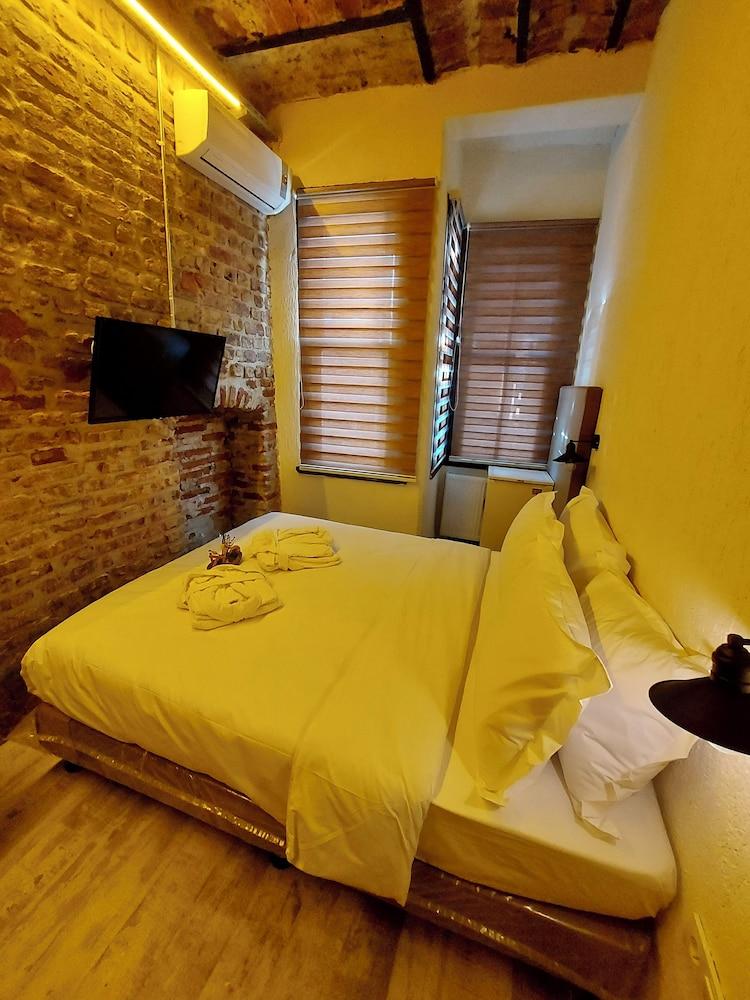 Mates Historical Suites - Tap to explore photos