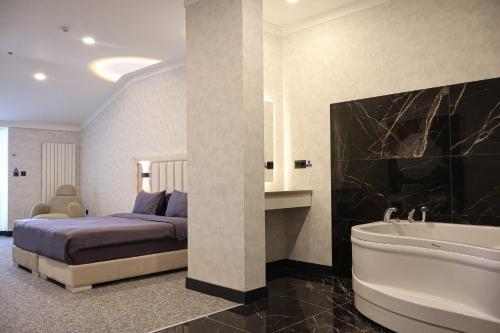 HOME PLUS Hotel Room Type - Studio with Spa Bath