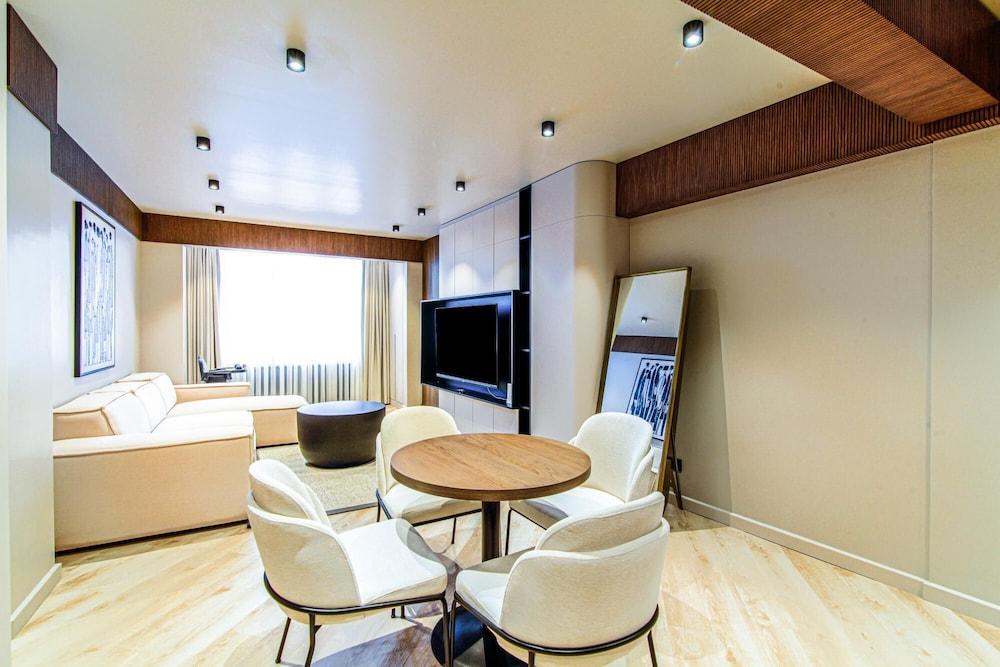 Chic and Convenient Flat in Central Besiktas - Tap to explore photos