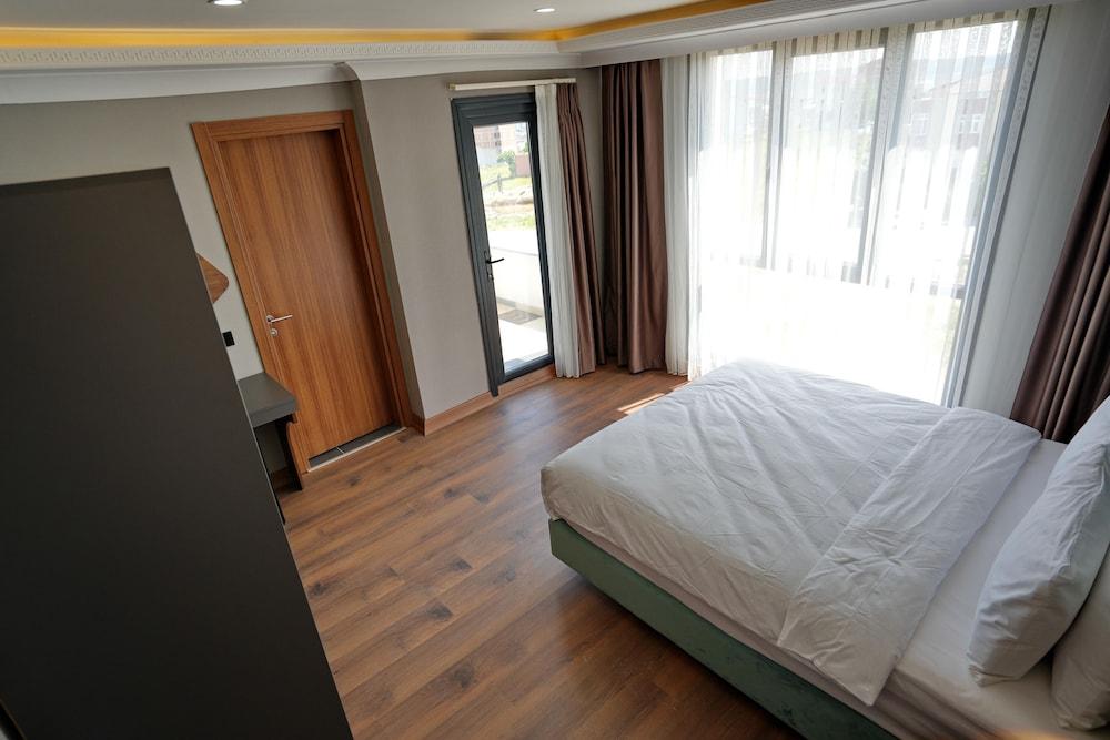 Shelton Airport Otel Room Type - Deluxe Double Room with Balcony