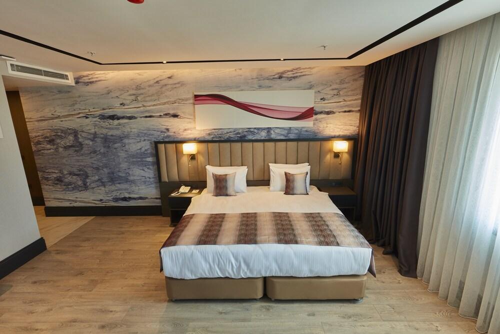 Ramada By Wyndham Umraniye Room Type - Room, 1 Double Bed, Accessible (Mobility)