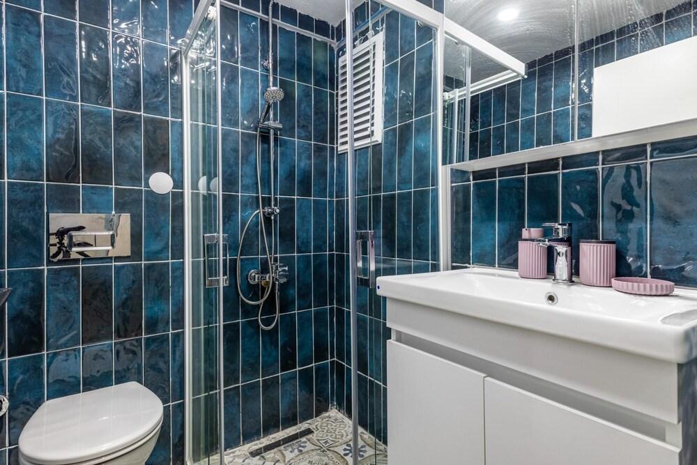 Fully Furnished Centrally Located Flat in Sisli - Tap to explore photos