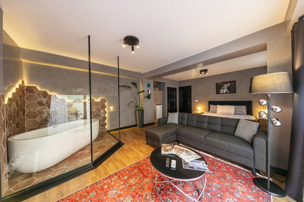 Hexa Suites Hotel Room Type - Romantic Studio Suite, 1 Queen Bed with Sofa bed, Garden View