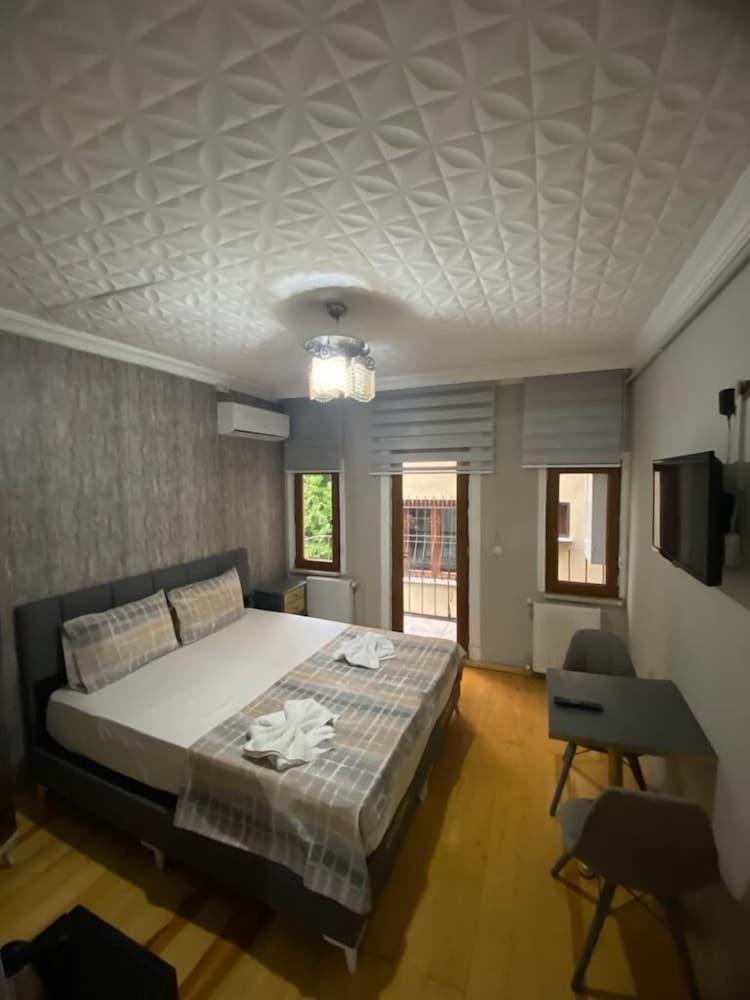 Taksim Yamac Suit