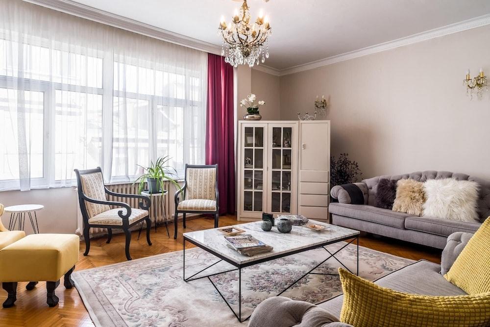 Centrally Located Flat in Besiktas - Tap to explore photos
