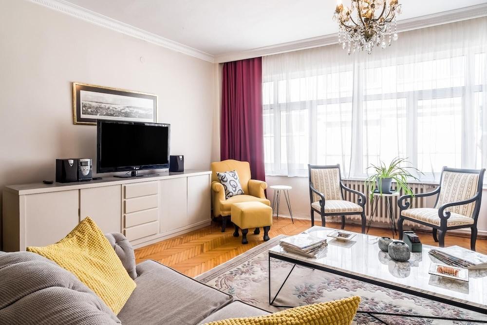 Centrally Located Flat in Besiktas - Tap to explore photos