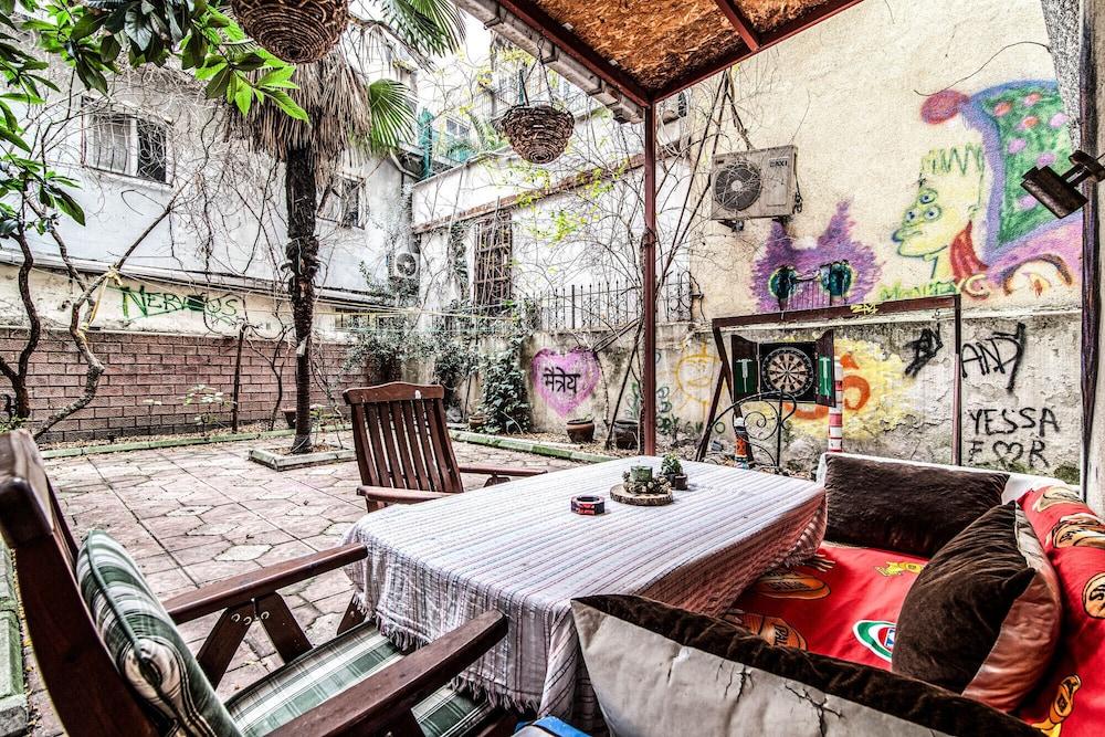 Cozy Home With Backyard in Sisli - Tap to explore photos