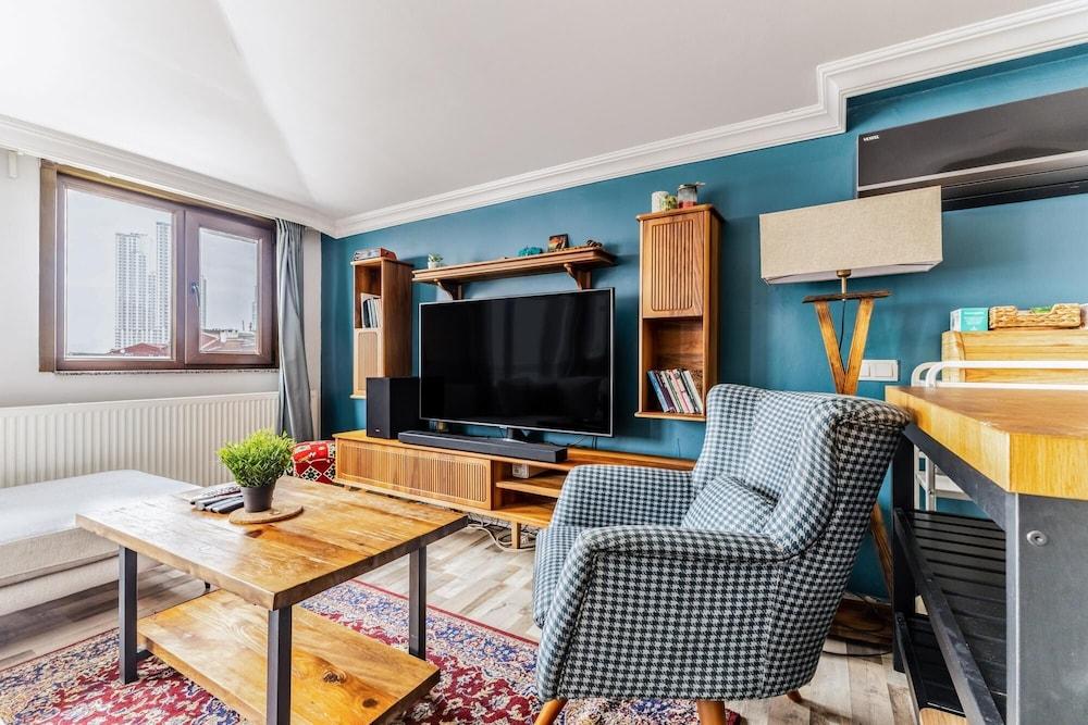 Central and Cozy Flat With Terrace in Sisli - Tap to explore photos