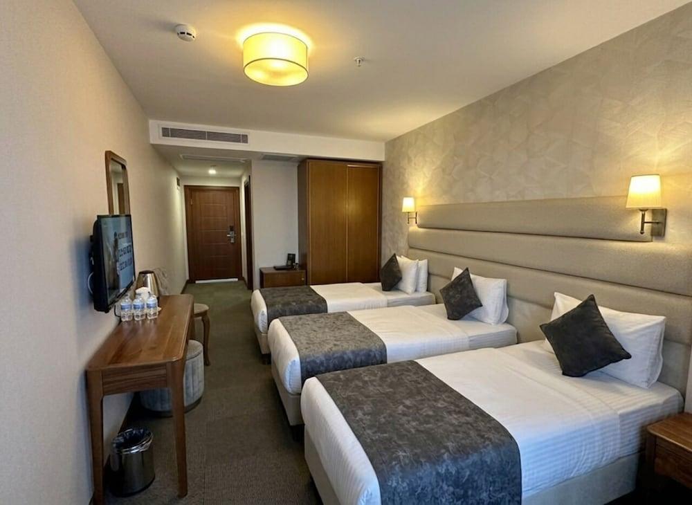 Istanbul Midpoint Hotel Room Type - Deluxe Triple Room
