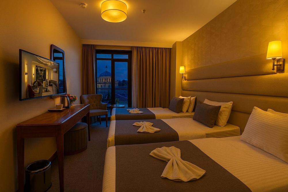 Istanbul Midpoint Hotel Room Type - Family Room With Balcony