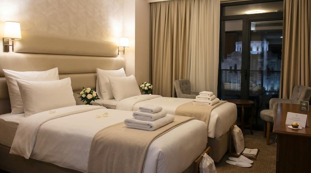 Istanbul Midpoint Hotel Room Type - Deluxe King Room With Balcony