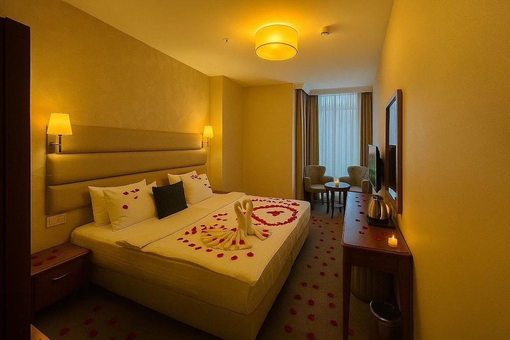 Istanbul Midpoint Hotel Room Type - Superior Queen Room