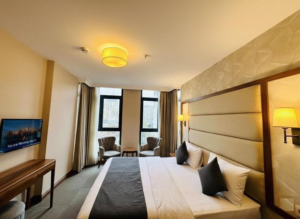 Istanbul Midpoint Hotel Room Type - Deluxe King Room City View