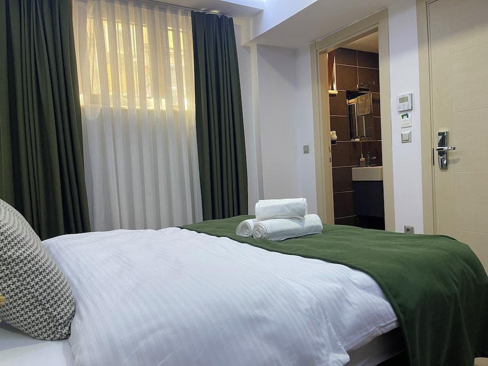 Elegance Suites Room Type - Economy Studio, 1 Double Bed