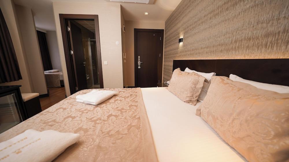 BELLEZZA HOTEL Room Type - Deluxe Triple Room
