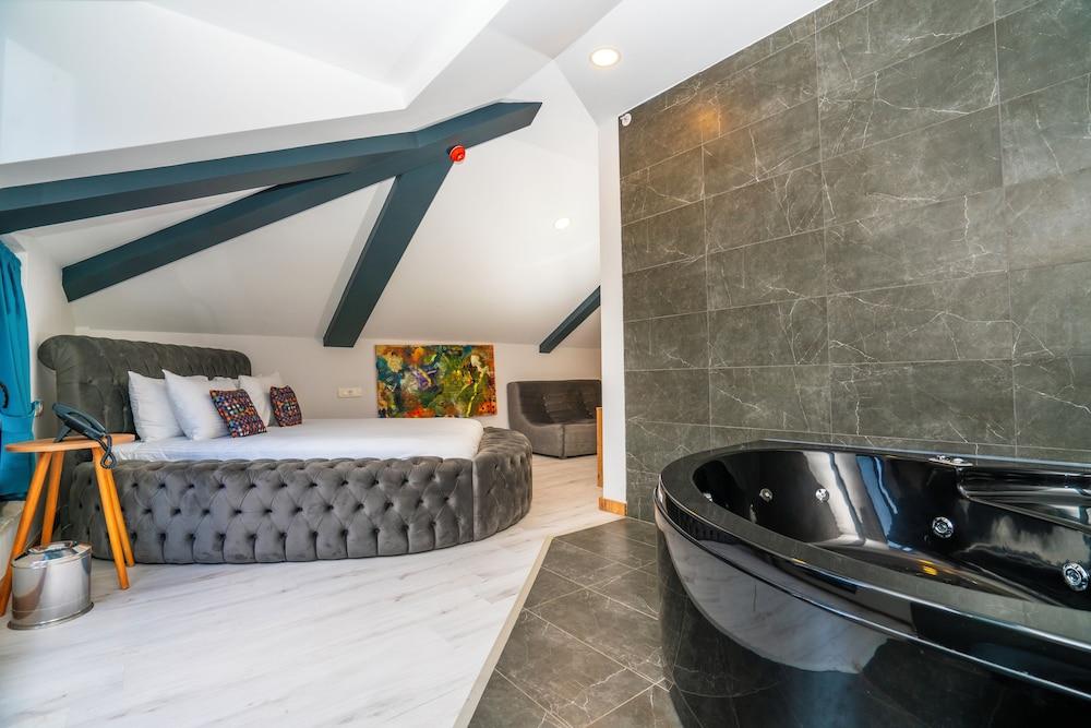 The Gate Hotels Kadıköy Downtown Room Type - Romantic Suite with Jacuzzi and Terrace