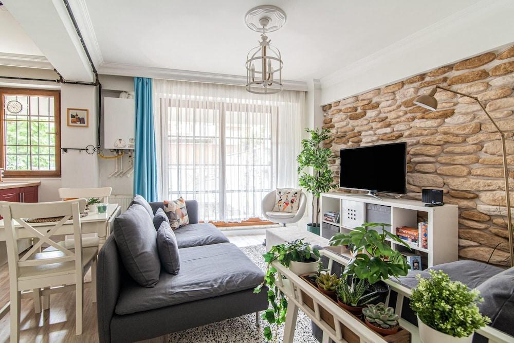 Flat With Backyard Close to Sapphire Shopping Mall - Tap to explore photos