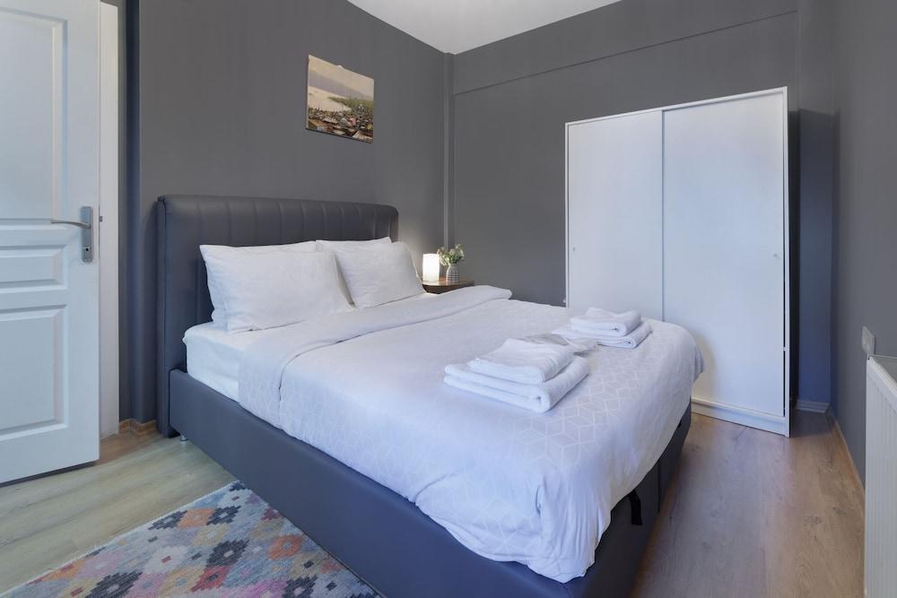 Cozy Central Apt 1BR near Galataport - Tap to explore photos